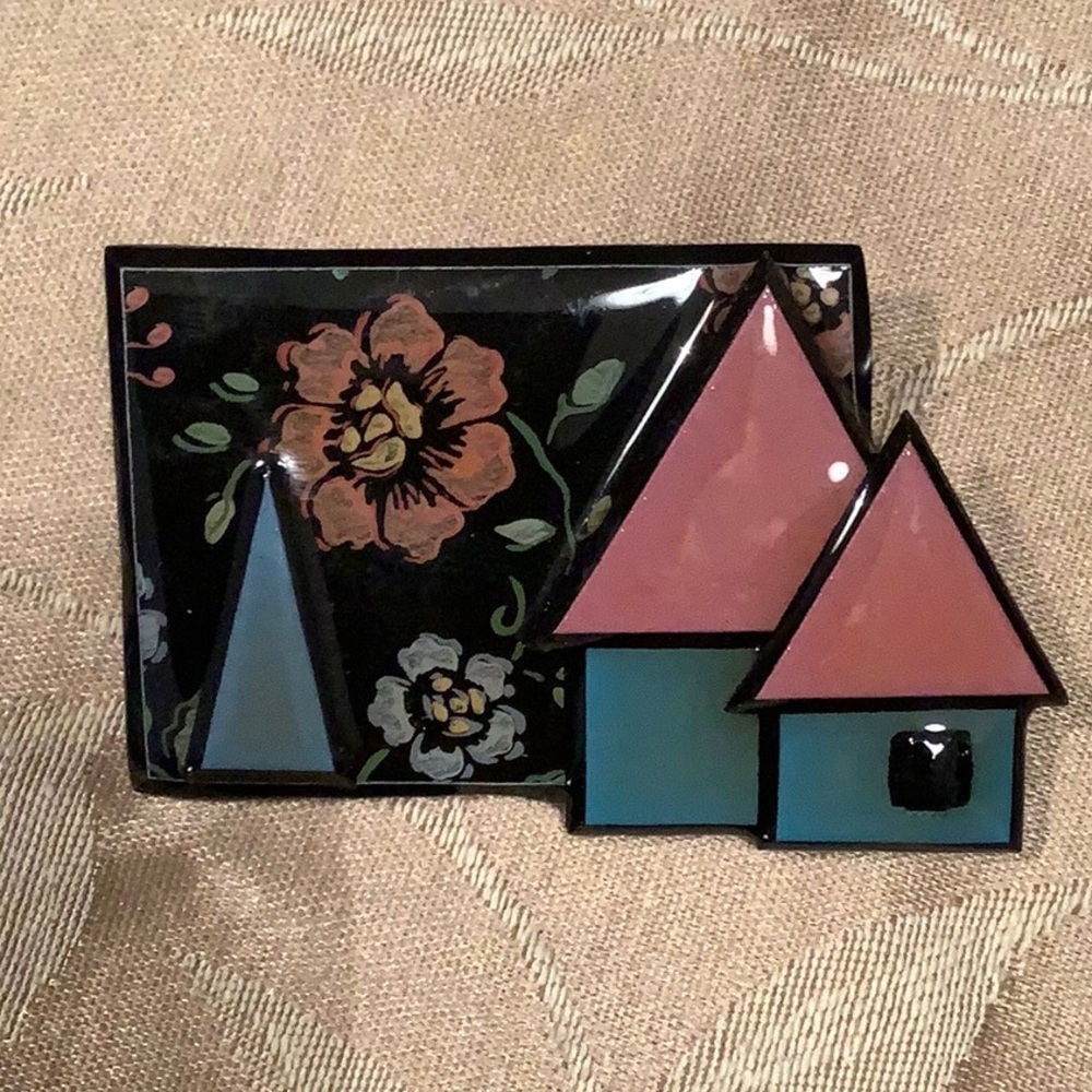 Lucinda House pin, flowered black background